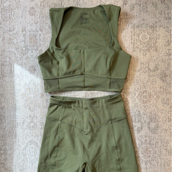 Olive Green le ORE workout set - Picture 1 of 3